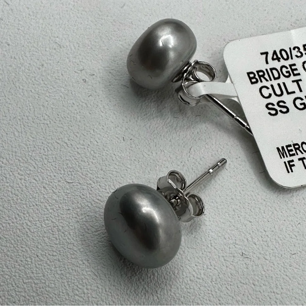 Cultured freshwater button‎ pearl stud earrings NWT